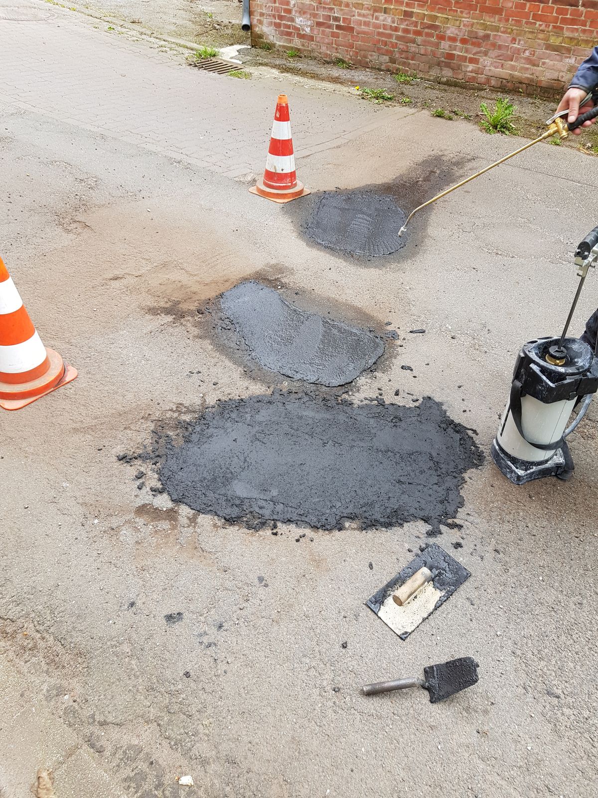 LKW-Ausfahrt W&uuml;seke Baustoffwerke Sassenberg nach Sanierung mit Asphalt Repair Mix